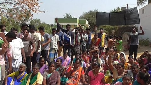 மல்லாரிப்பட்டி கிராமத்தில் மறியல் போராட்டத்தில் ஈடுபட்ட கிராமமக்கள்.