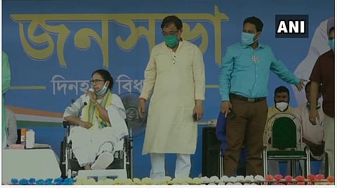 ‘‘பாஜகவிடம் பணம் வாங்கிக் கொண்டு ஹைதராபாத்தில் இருந்து ஒருவர் வருகிறார்’’- ஒவைசி மீது மம்தா பானர்ஜி கடும் சாடல்