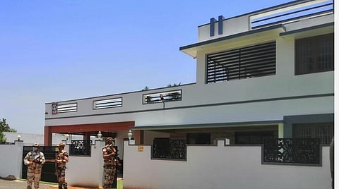 கரூர் ராமேஸ்வரபட்டியில் உள்ள கரூர் தொகுதி திமுக வேட்பாளர் செந்தில்பாலாஜியின் வீட்டில் வருமானவரித்துறை சோதனை நடைபெறுவதையொட்டி துப்பாக்கி ஏந்திய துணை ராணுவத்தினர் பாதுகாப்பு பணிகளில் ஈடுபட்டுள்ளனர்.