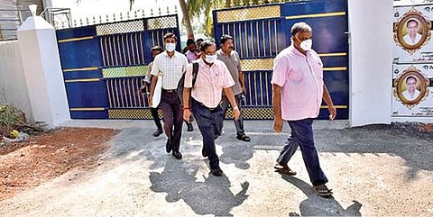 தி.மலை அடுத்த தேவனாம்பட்டு கிராமத்தில் உள்ள திமுக எம்பி அண்ணாதுரை வீட்டில் சோதனை நடத்திவிட்டு வெளியே வந்த வருமான வரித்துறையினர்.