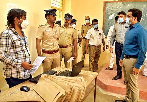 தூத்துக்குடியில் தேர்தல் பாதுகாப்பு பணியில் ஈடுபடவுள்ள காவல் துறையினர், தீயணைப்பு படையினர், முன்னாள் படைவீரர்கள் உள்ளிட்டோர் தபால் வாக்களிப்பதை மாவட்ட தேர்தல் அலுவலரான ஆட்சியர் கி.செந்தில்ராஜ் பார்வையிட்டார். படம்: என்.ராஜேஷ்