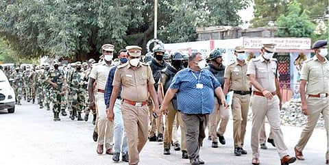 சட்டப்பேரவை தேர்தல் பாதுகாப்பு தொடர்பாக திருச்செந்தூரில் துணை ராணுவப் படையினர் பங்கேற்ற கொடி அணிவகுப்பு நடைபெற்றது.