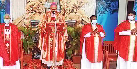 தஞ்சாவூர் திரு இருதய பேராலயத்தில் நேற்று நடைபெற்ற புனித வெள்ளி சிறப்பு வழிபாட்டில் உரையாற்றுகிறார் தஞ்சாவூர் மறைமாவட்ட ஆயர் தேவதாஸ் அம்புரோஸ்.