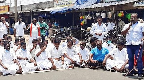 திருத்துறைப்பூண்டி புதிய பேருந்து நிலையம் அருகே நேற்று மறியலில் ஈடுபட்ட திமுக, கூட்டணி கட்சியினர்.