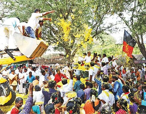 கிருஷ்ணகிரி சட்டப்பேரவை தொகுதிக்கு உட்பட்ட காவேரிப்பட்டணம் நகரில் பிரச்சாரம் மேற்கொண்ட திமுக வேட்பாளர் எம்எல்ஏ செங்குட்டுவனுக்கு, கட்சியினர் பொக்லைன் இயந்திரம் மூலம் 500 கிலோ மலர்களை தூவி வரவேற்பு அளித்தனர்.