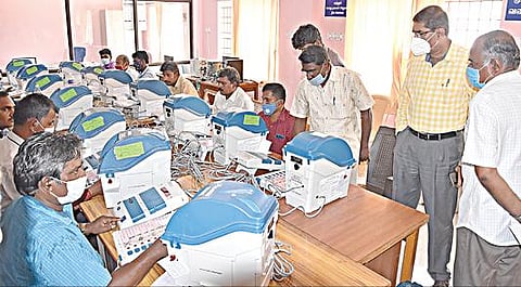 சேந்தமங்கலம் வட்டாட்சியர் அலுவலகத்தில் மின்னணு வாக்குப்பதிவு இயந்திரத்தில் வேட்பாளர் பெயர், சின்னம் பொருத்தும் பணியை நாமக்கல் மாவட்ட ஆட்சியர் கா.மெகராஜ் ஆய்வு செய்தார்.