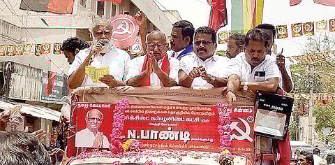 திண்டுக்கல் நகரில் பிரச்சாரம் மேற்கொண்ட திமுக மாநில துணைப்பொதுச் செயலாளர் ஐ.பெரியசாமி.