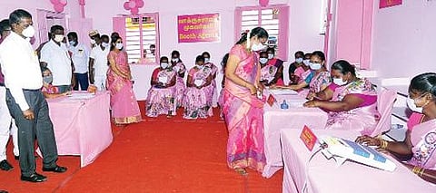 ஆமத்தூரில் அமைக்கப்பட்டுள்ள இளஞ்சிவப்பு மாதிரி வாக்குச் சாவடி மையம்.