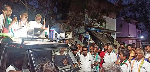 அச்சுந்தன்வயல் கிராமத்தில் தேர்தல் பிரச்சாரம் செய்த திருவாடானை தொகுதி காங்கிரஸ் வேட்பாளர் கருமாணிக்கம்.