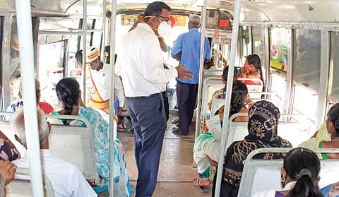 ராமநாதபுரத்தில் அரசுப் பேருந்தில் பயணிகள் முகக்கவசம் அணிந்துள்ளனரா என ஆய்வு செய்த ஆட்சியர் தினேஷ் பொன்ராஜ் ஆலிவர். படம்:எல்.பாலச்சந்தர்