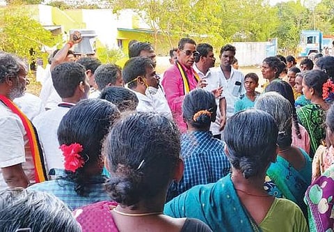 நெய்வேலி தொகுதியில் அமமுக வேட்பாளர் டாக்டர் ஏபிஆர்.பக்தரட்சகன் கிராமங்களில் வாக்கு சேகரிப்பில் ஈடுபட்டார்.