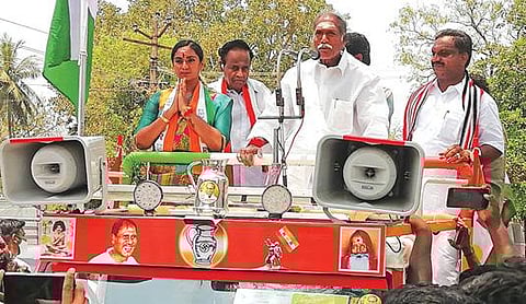 காரைக்கால் மாவட்டம் நெடுங்காடு தொகுதி என்.ஆர்.காங்கிரஸ் வேட்பாளர் சந்திர பிரியங்காவை ஆதரித்து, பூவம் பகுதியில் நேற்று பிரச்சாரம் செய்கிறார் அக்கட்சியின் தலைவர் ரங்கசாமி. படம்: வீ.தமிழன்பன்