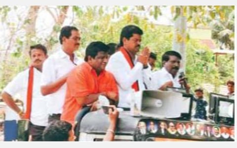 விழுப்புரம் அருகே சிறுவந்தாடு கிராமத்தில் திமுக வேட்பாளர் லட்சுமணனை ஆதரித்து திமுக கொள்கைபரப்பு செயலாளர் சபாபதி மோகன் பேசுகிறார்.