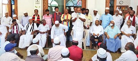 புவனகிரி திமுக வேட்பாளர் சரவணன் எம்எல்ஏ மந்தாரக்குப்பம் பகுதியில் உள்ள பள்ளிவாசலில் வாக்கு சேகரித்தார்.