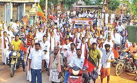 நெய்வேலி அருகே உள்ள பேர்பெரியாங்குப்பம் கிராமத்தில் திமுக வேட்பாளர் சபா ராஜேந்திரன் வாக்கு சேகரிப்பில் ஈடுபட்டார்.