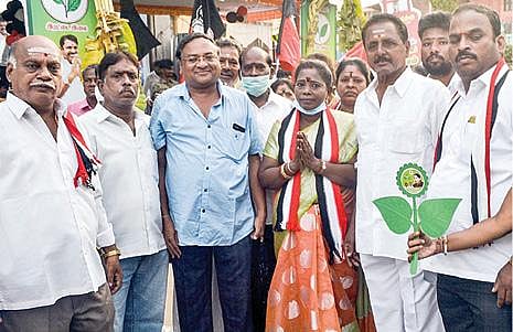 திரு.வி.க.நகர் சட்டப்பேரவை தொகுதி தமாகா வேட்பாளர் கல்யாணி, பட்டாளம் ஆஞ்சநேயர் கோயில் பகுதியில் பிரச்சாரம் செய்து வாக்கு சேகரித்தார். படங்கள்: பு.க.பிரவீன்