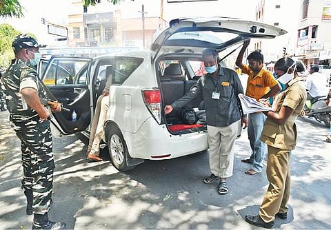 கிருஷ்ணகிரி நகரில் வாகனத் தணிக்கையில் ஈடுபட்ட பறக்கும் படை அலுவலர்கள்.