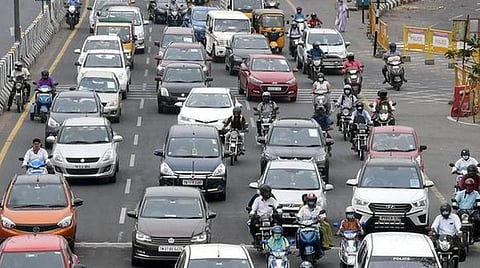 புறநகர் பகுதியில் நடந்த பிரச்சாரக் கூட்டங்களால் போக்குவரத்து நெரிசலில் இருந்து தப்பிய ஈரோடு :