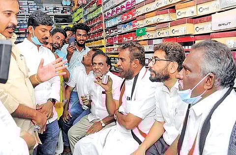 கோவை பெரியகடை வீதியில் கடை நிர்வாகிகளை சந்தித்த அமைச்சர் எஸ்.பி.வேலுமணி.