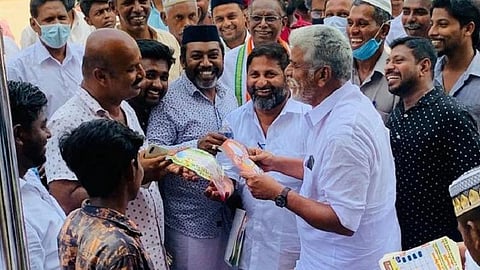 திருநள்ளாறு கருக்கன்குடி பகுதியில் ஒருவருக்கொருவர் வாக்கு கேட்டுக் கொண்ட முன்னாள் அமைச்சர்கள் ஆர்.கமலக்கண்ணன், பி.ஆர் சிவா ஆகியோர்