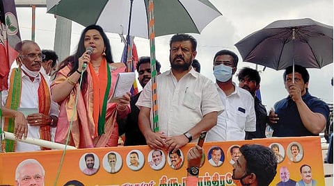 நமீதா பிரச்சாரம்.