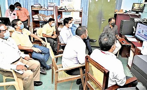 சட்டப்பேரவைத் தேர்தலை முன்னிட்டு தூத்துக்குடி மாவட்டத்தில் உள்ள வாக்குச்சாவடிகளில் பணியாற்றும் அலுவலர்களுக்கு சுழற்சி முறையில் வாக்குச்சாவடிகள் ஒதுக்கீடு செய்யும் பணி நடந்தது.