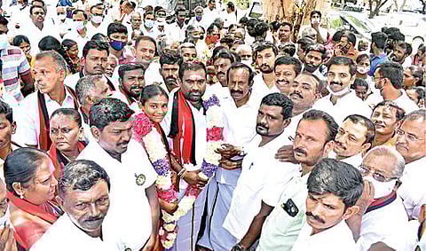 ஈரோடு அருகே பிச்சாண்டம்பாளையத்தைச் சேர்ந்த அதிமுகவினர், ஊராட்சித் தலைவர் தலைமையில் அக்கட்சியில் இருந்து விலகி, மேற்கு தொகுதி திமுக வேட்பாளர் முத்துசாமி முன்னிலையில் திமுகவில் இணைந்தனர்.