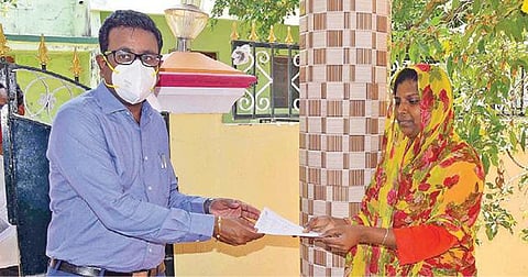 பெருங்குளத்தில் வாக்காளர்களின் வீடுகளுக்கு நேரடியாகச் சென்று வாக்காளர் சீட்டுகளை வழங்கினார் மாவட்டத் தேர்தல் அலுவலர் தினேஷ் பொன்ராஜ் ஆலிவர்.