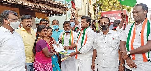 ராமநாதபுரம் நகைக் கடை பஜாரில் திமுக வேட்பாளருக்கு ஆதரவாக வாக்கு சேகரித்த காங்கிரஸ் கட்சியினர், பொதுமக்களுக்கு முகக் கவசங்களை வழங்கினர்.