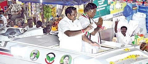 பெரியகுளத்தில் திமுக வேட்பாளர் சரவணக்குமாரை ஆதரித்து வேனில் இருந்தபடியே பேசிய கனிமொழி எம்.பி.