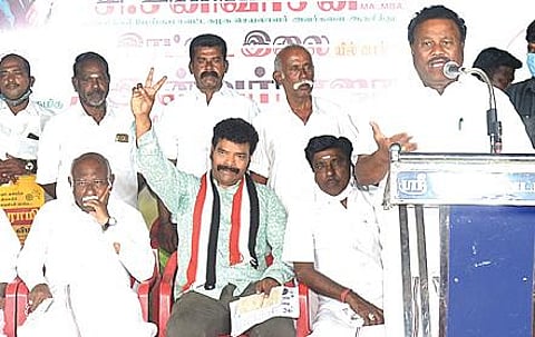 திண்டுக்கல் பேகம்பூரில் நடந்த தேர்தல் பிரச்சாரப் பொதுக்கூட்டத்தில் பேசிய அதிமுக வேட்பாளர் அமைச்சர் திண்டுக்கல் சி.சீனிவாசன்.