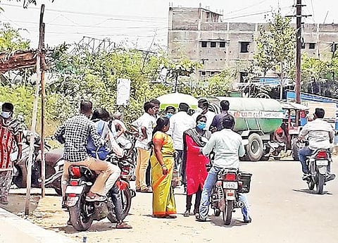 ஏமப்பேர் பகுதியில் முகக்கவசம் அணியாமல் கட்சிக் கூட்டத்திற்கு கூட்டமாக அழைத்துச் செல்லப்படுவோர்.