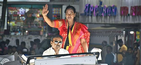 விருத்தாசலம் தேர்தல் பிரச்சாரத்திற்கு அழைத்து வரப்பட்ட தேமுதிக தலைவர் விஜயகாந்த். உடன் பிரேமலதா.