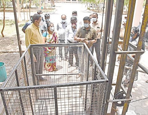 திருச்செங்கோடு வாக்கு எண்ணும் மையத்தில் தற்காலிக லிப்ட் அமைக்கும் பணியை நாமக்கல் மாவட்ட ஆட்சியர் கா.மெகராஜ் ஆய்வு செய்தார்.