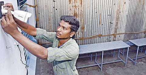 வாக்குப்பதிவை கண்காணிக்க சேலம் நெத்திமேடு பகுதியில் உள்ள வாக்குச்சாவடியில் கண்காணிப்பு கேமரா பொருத்தும் பணியில் ஈடுபட்டுள்ள ஊழியர். படம்: எஸ். குரு பிரசாத்