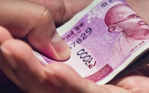 தொண்டாமுத்தூர், சூலூர் தொகுதிகளில் வாக்காளர்களுக்குப் பண விநியோகம்; அதிமுகவைச் சேர்ந்த 9 பேர் கைது