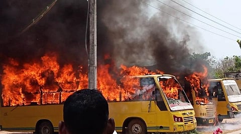 கீழக்காசாக்குடி அருகே தீப்பிடித்து எரிந்த பள்ளி மாணவர்களுக்கான பேருந்துகள்.
