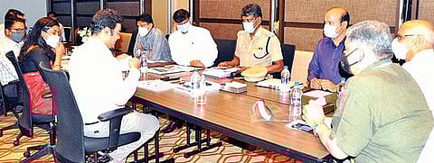 வேலூர் மாவட்டத்தில் தேர்தல் முன்னேற்பாடு பணிகள் குறித்த ஆலோசனைக்கூட்டம் ஆட்சியர் சண்முகசுந்தரம் தலைமையில் காட்பாடியில் நடைபெற்றது. அடுத்தபடம்: ராணிப்பேட்டை ஆட்சியர் அலுவலக கூட்டரங்கில் தேர்தல் தொடர்பான ஆலோசனைக்கூட்டம் ஆட்சியர் கிளாட்ஸ்டன் புஷ்பராஜ் தலைமையில் நடைபெற்றது.