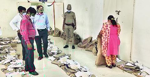 ஆம்பூரில் வாக்குச்சாவடிகளுக்கு அனுப்ப வேண்டிய பொருட்கள் தயார் செய்யும் பணியை ஆய்வு செய்த ஆட்சியர் சிவன் அருள்.