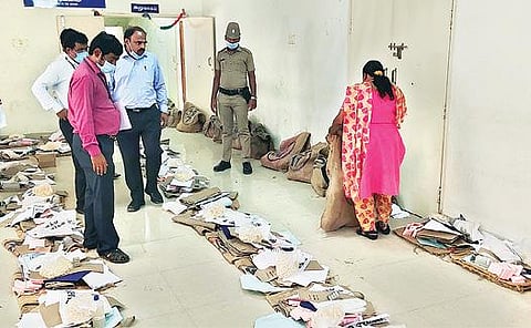 ஆம்பூரில் வாக்குச்சாவடிகளுக்கு அனுப்ப வேண்டிய பொருட்கள் தயார் செய்யும் பணியை ஆய்வு செய்த ஆட்சியர் சிவன் அருள்.