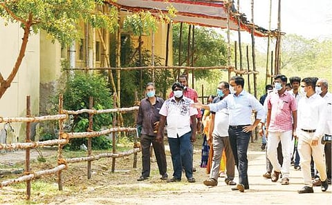 தூத்துக்குடி அரசினர் பொறியியல் கல்லூரியில் அமைக்கப்பட்டுள்ள வாக்கு எண்ணும் மையத்தில் மாவட்ட தேர்தல் அலுவலரான ஆட்சியர் கி.செந்தில் ராஜ் ஆய்வு மேற்கொண்டார். படம்: என்.ராஜேஷ்