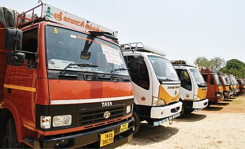 தூத்துக்குடியில் வாக்குச்சாவடிகளுக்கு மின்னணு வாக்குப்பதிவு இயந்திரங்கள் உள்ளிட்ட பொருட்களை கொண்டு செல்ல வாகனங்கள் தயார் நிலையில் உள்ளன. (வலது) தேர்தல் பாதுகாப்பு பணியில் ஈடுபடும் காவல் துறையினருக்கான பணி ஒதுக்கீடு தூத்துக்குடி மாவட்ட காவல் கண்காணிப்பாளர் அலுவலக மைதானத்தில் நடைபெற்றது. படங்கள்: என்.ராஜேஷ்