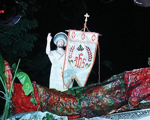 தூத்துக்குடி திரு இருதய பேராலயத்தில் நடைபெற்ற ஈஸ்டர் சிறப்பு வழிபாட்டில் இடம்பெற்ற இயேசு கிறிஸ்து கல்லறையில் இருந்து உயிர்த்தெழுந்து வருவது போன்ற காட்சி. (அடுத்தபடம்) சிறப்பு வழிபாட்டில் கையில் மெழுகுவத்தி ஏந்தி கலந்து கொண்ட கிறிஸ்தவர்கள்.(கடைசிபடம்) பாளையங்கோட்டை சவேரியார் ஆலயத்தில் நடைபெற்ற ஈஸ்டர் திருநாள் திருப்பலியில் கலந்து கொண்டு மெழுகுவத்தி தீபத்தை ஆயர் அந்தோணிசாமி ஏற்றிவைத்தார். படங்கள்: என்.ராஜேஷ், மு.லெட்சுமிஅருண்