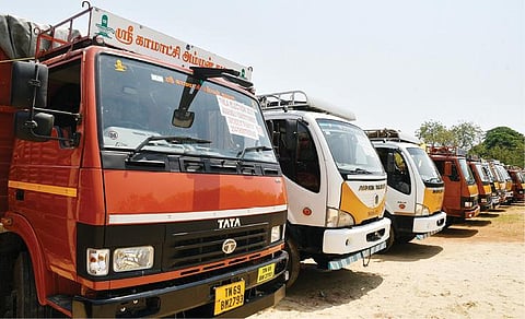 தூத்துக்குடியில் வாக்குச்சாவடிகளுக்கு மின்னணு வாக்குப்பதிவு இயந்திரங்கள் உள்ளிட்ட பொருட்களை கொண்டு செல்ல வாகனங்கள் தயார் நிலையில் உள்ளன.