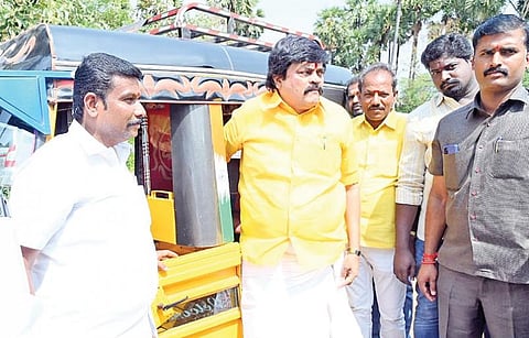 ராஜபாளையம் மேற்குத் தொடர்ச்சி மலையடிவாரத்தில் பிரச்சாரம் செய்வதற்காக ஆட்டோவில் சென்ற அமைச்சர் ராஜேந்திரபாலாஜி.