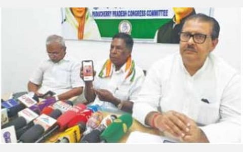 புதுச்சேரியில் முன்னாள் முதல்வர் நாராயணசாமி செய்தியாளர்களிடம் பேசுகிறார். அருகில் வைத்திலிங்கம் எம்பி, காங்கிரஸ் மேலிட தலைவர் சஞ்சய்தத்.