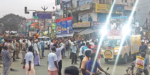 செஞ்சி நான்கு முனை சந்திப்பில் ஒரே நேரத்தில் இறுதிக்கட்ட பிரச்சாரம் மேற்கொண்ட திமுக, பாமக வேட்பாளர்கள்.