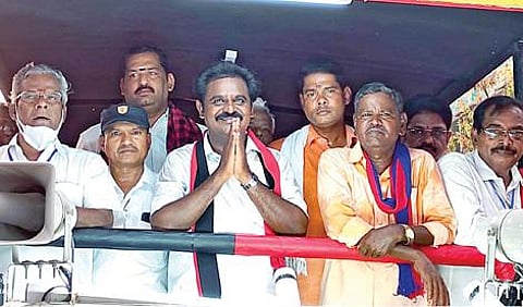 உத்திரமேரூர் பேருந்து நிலையம் அருகே தனது பிரச்சாரத்தை நிறைவு செய்தார் அதிமுக வேட்பாளர் வி.சோமசுந்தரம்.