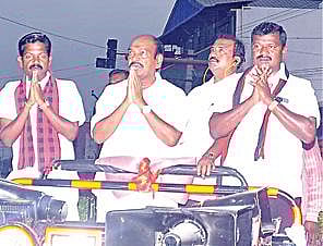 ஆவடியில் நேற்று ஊர்வலமாகச் சென்று, பிரச்சாரத்தை நிறைவுசெய்த ஆவடி தொகுதி அதிமுக வேட்பாளரும், அமைச்சருமான க.பாண்டியராஜன். (அடுத்த படம்) திருவள்ளூர் தொகுதி அதிமுக வேட்பாளரான முன்னாள் அமைச்சர் பி.வி.ரமணா நேற்று கே.கே.சத்திரம் பகுதியில் அதிமுக பேச்சாளரான நகைச்சுவை நடிகர் குண்டு கல்யாணத்துடன் வாக்குச் சேகரிப்பில் ஈடுபட்டார்.