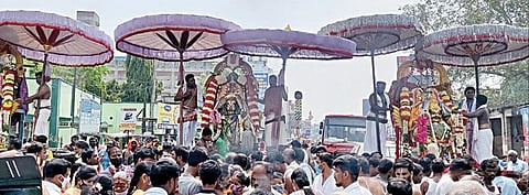 பூந்தமல்லி திருக்கச்சி நம்பிகள் மற்றும் வரதராஜப் பெருமாள் கோயிலில் நேற்று திருக்கச்சி நம்பிகள் மங்களா சாசன உற்சவத்தையொட்டி நடைபெற்ற 3 கருட சேவை.